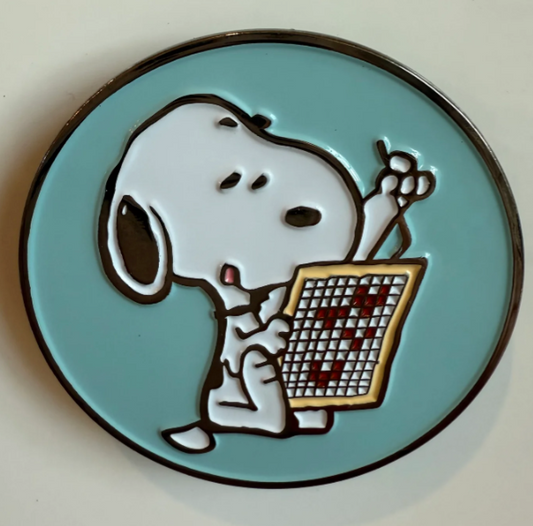 PEANUTS Snoopy Loves Needlepoint Needleminder